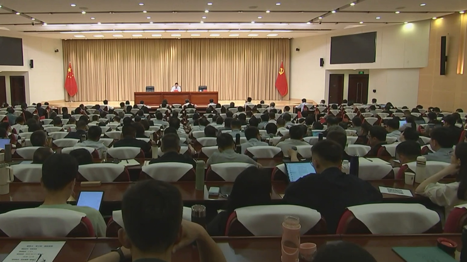 游钧为市委党校学员和教职工讲学习教育专题党课