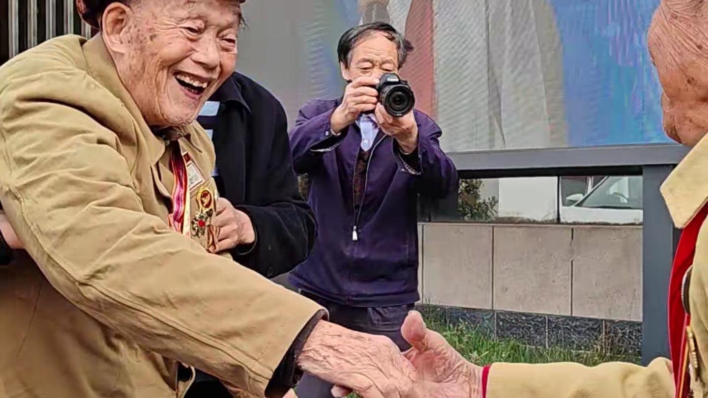 4位中国志愿军老战士重逢相聚