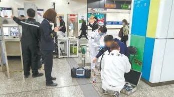 【京华好风气】晚高峰地铁上演20分钟生命接力 【京华好风气】晚高峰地铁上演20分钟生命接力