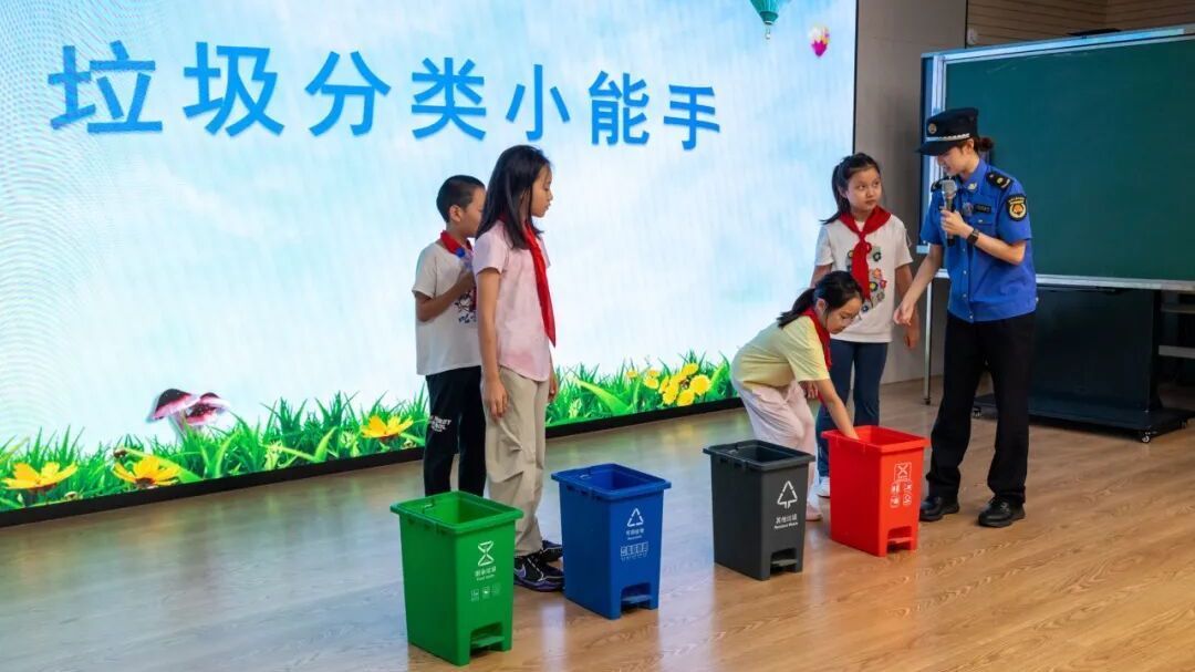 东城城管：开学第一课，普法进校园