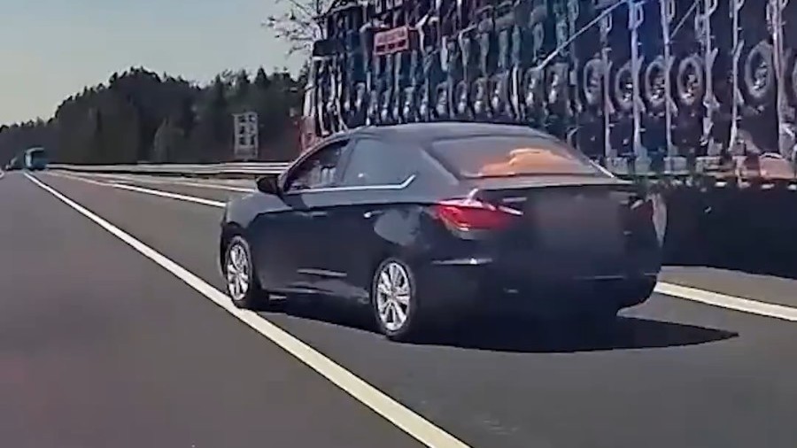 出服务区直插快车道,“砰”一声撞惨了! 出服务区直插快车道,“砰”一声撞惨了!