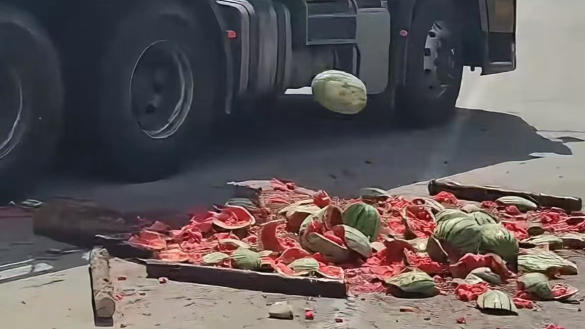 卖瓜人被西瓜埋了路人摔瓜救人