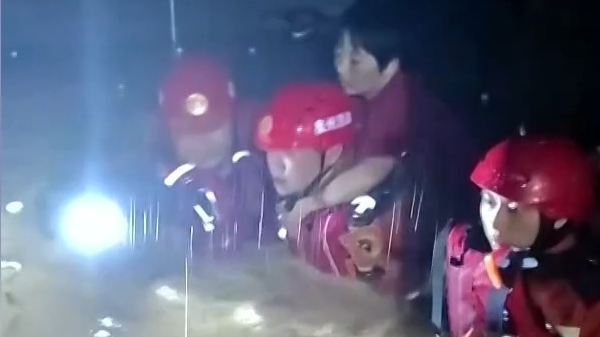 “沙德尔”再度加强为台风 泉州消防抢险转移被困群众 “沙德尔”再度加强为台风 泉州消防抢险转移被困群众