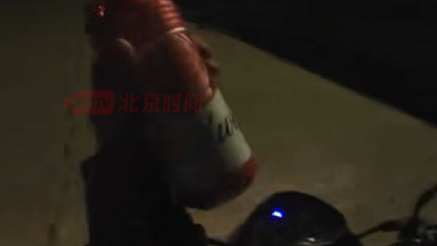 男子手持啤酒瓶驾驶电动车 声称要“挑战云南所有交警” 男子手持啤酒瓶驾驶电动车 声称要“挑战云南所有交警”