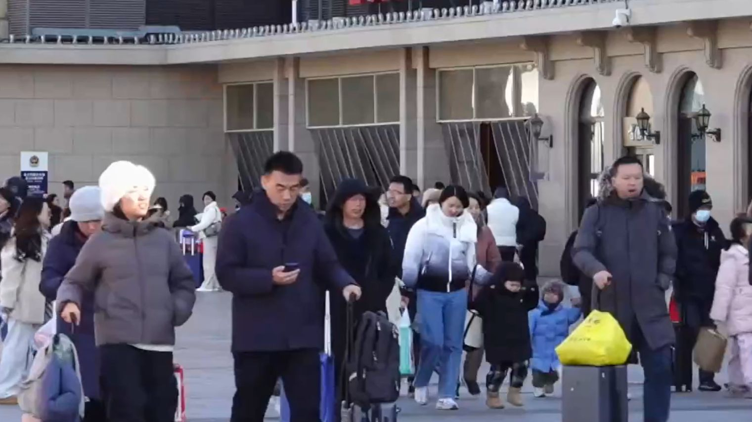 蛇年心语:返京行李箱里的“秘密” 蛇年心语:返京行李箱里的“秘密”