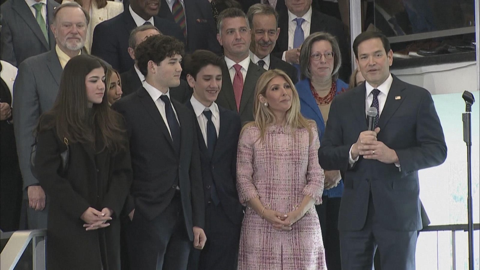 美国务卿:美国将先征税再谈判 美国务卿:美国将先征税再谈判