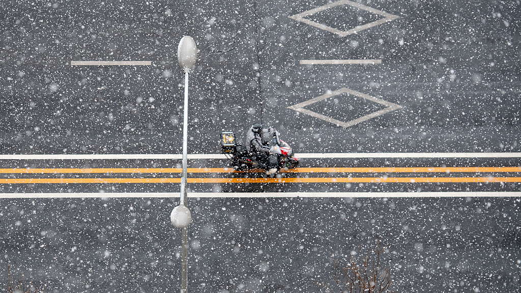 明天有降雪天气，部分路段会出现积雪或结冰，北京交警发布提示