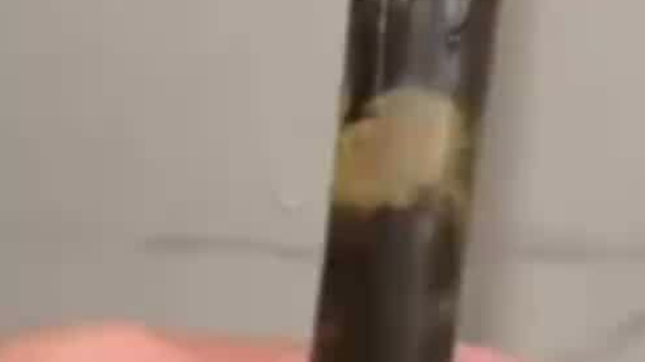 酒店洗澡发现淋浴管内满是黑垢，酒店回应