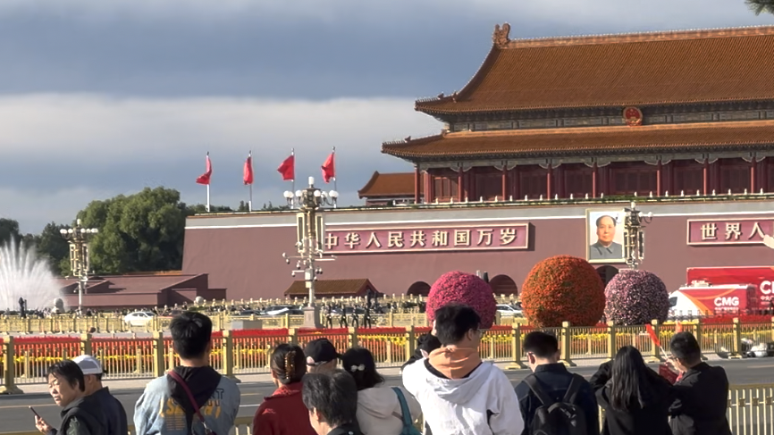 9月30日下午的天安门广场，多名市民游客早早来到这里等待升旗仪式