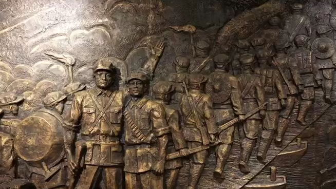 身背136斤发电机走完长征路