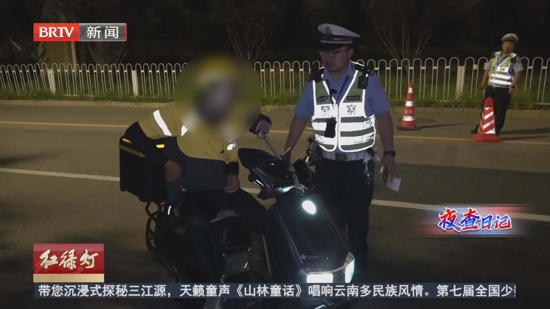 天热不戴头盔 侥幸酒驾骑行
