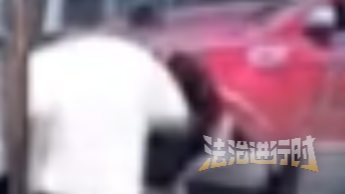 男子街边暴力殴打女子，店内大哥飞身越过女子踹上去