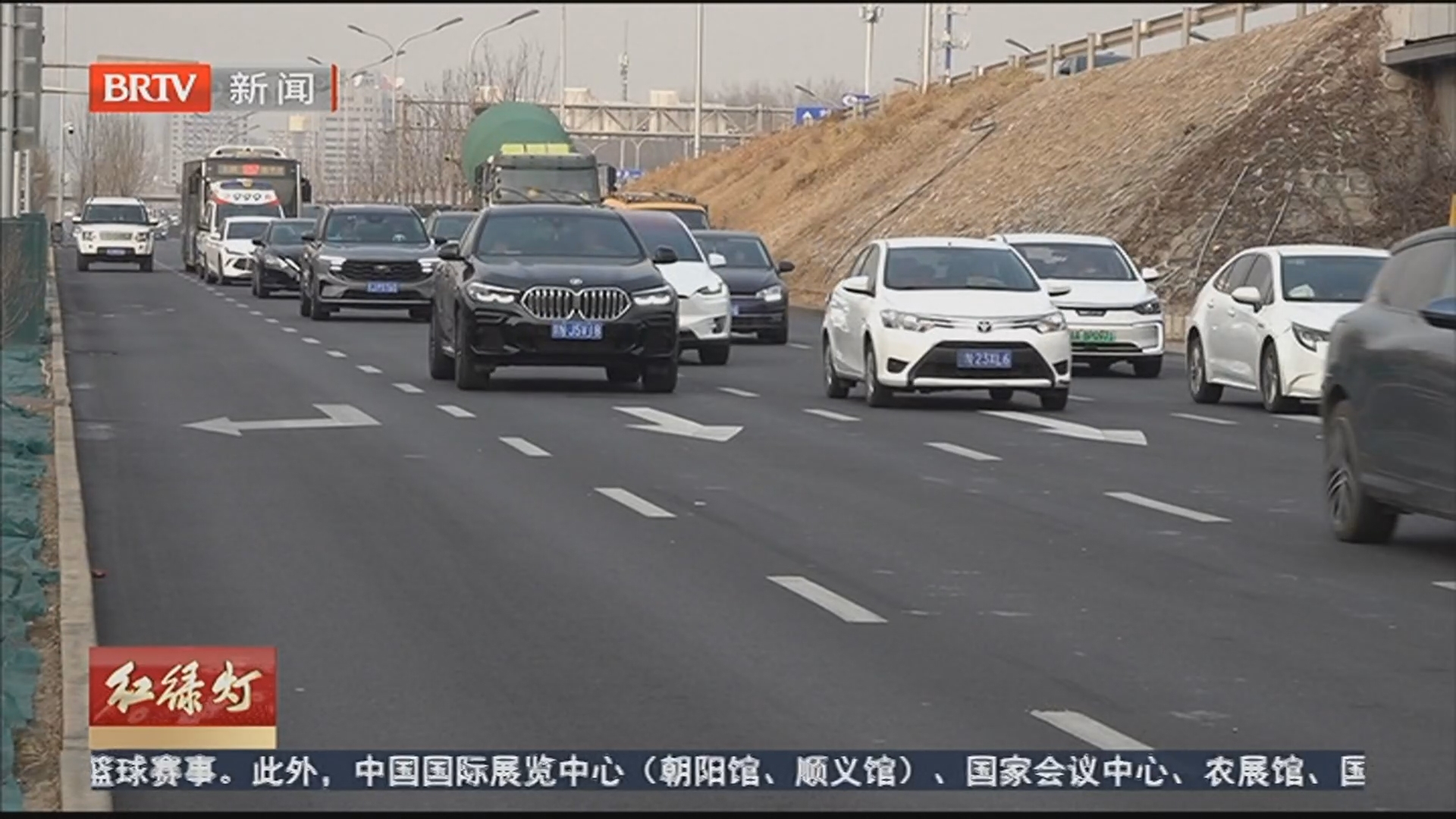 摩托车闯入非机动车道 机非混行隐患大