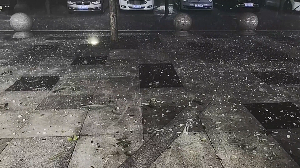 直径一厘米，好大的冰雹！北京5预警齐发，房山局地现8级阵风和冰雹