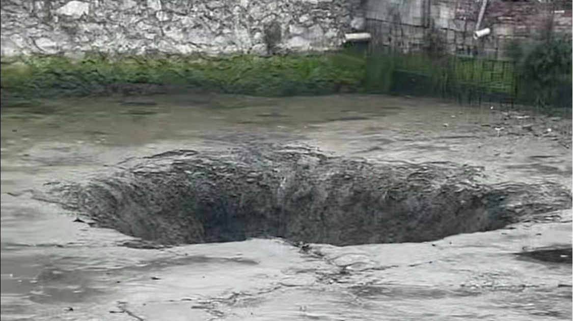 柳州部分地区出现塌陷坑,专家:系地震诱发岩溶次生地质灾害 柳州部分地区出现塌陷坑,专家:系地震诱发岩溶次生地质灾害