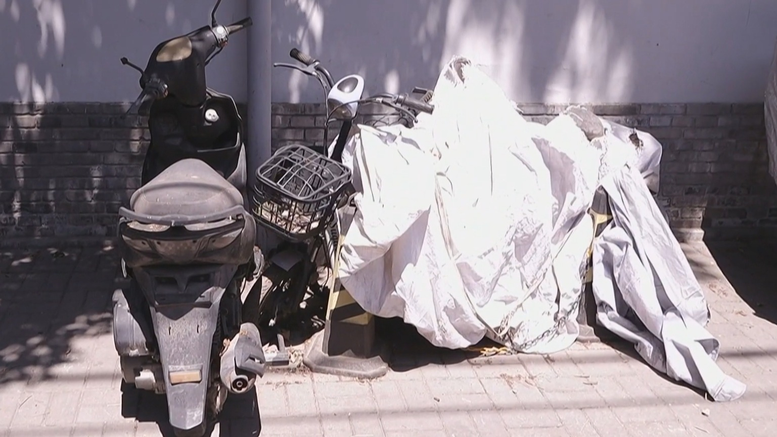 非机动车“僵尸车”扎堆儿 占用公共空间