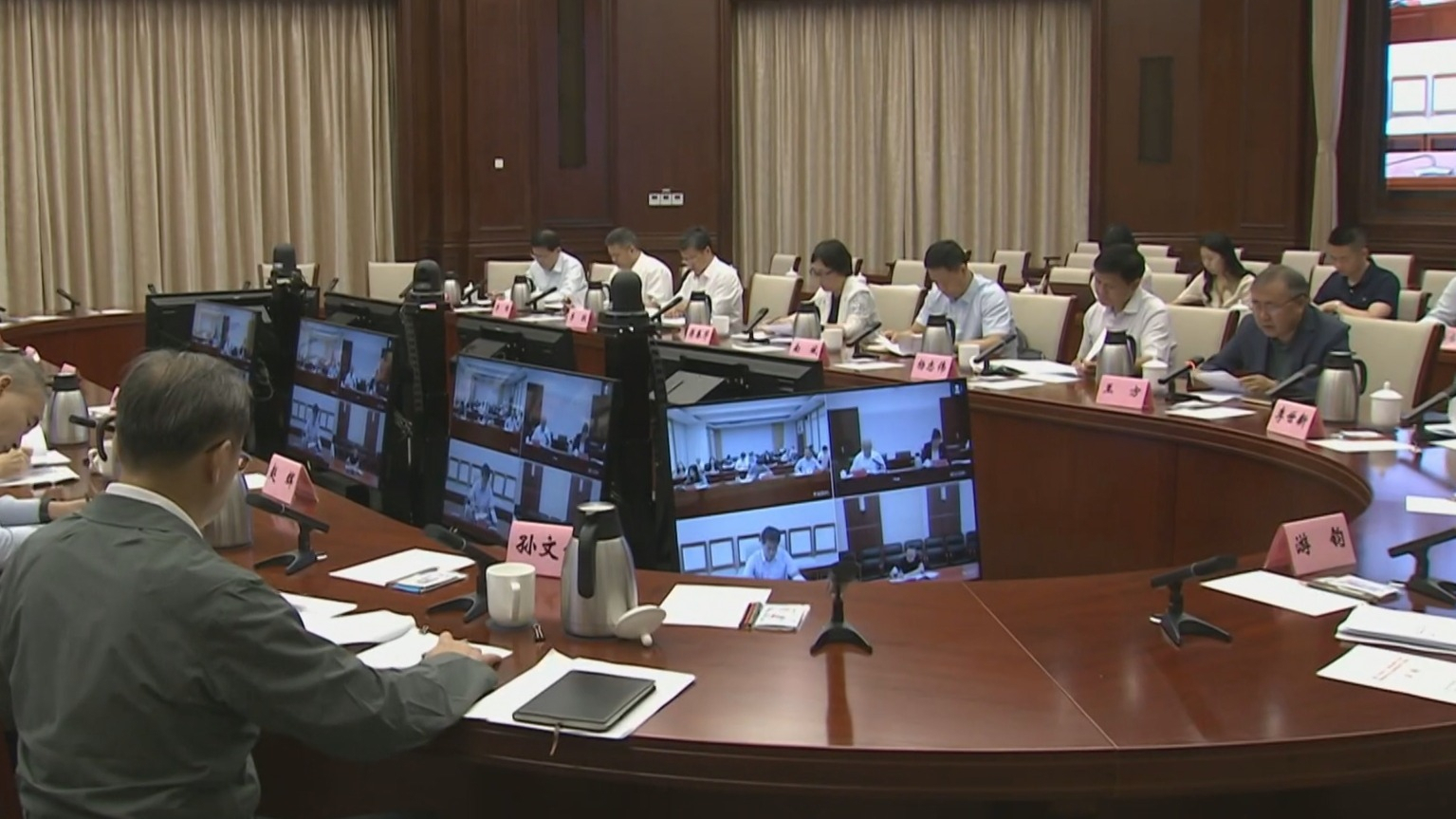 本市召开工作部署会推动解决群众身边急难愁盼问题