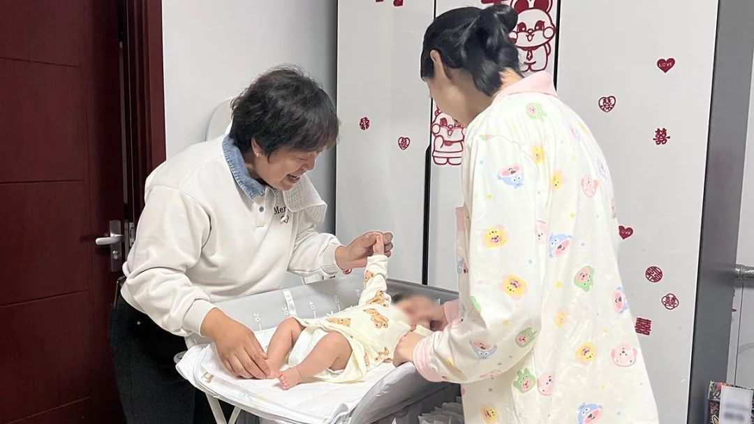 发现真善美|“暖心月嫂”村里义务培训,惠州家政13825404095送邻居街坊育儿技巧