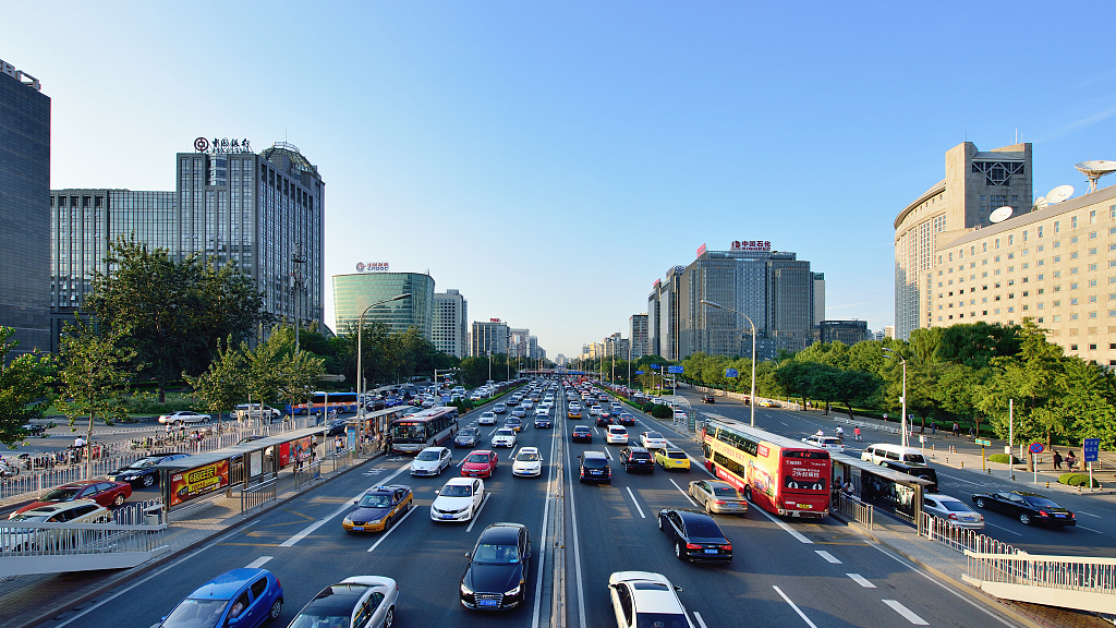 北京交警提醒：明日限行尾号2和7，早晚高峰交通压力大