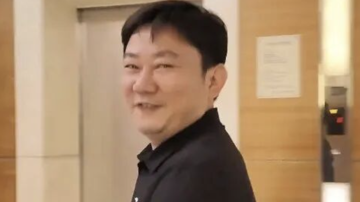 张雪称用房卡刷开北京地铁闸机，北京地铁回复
