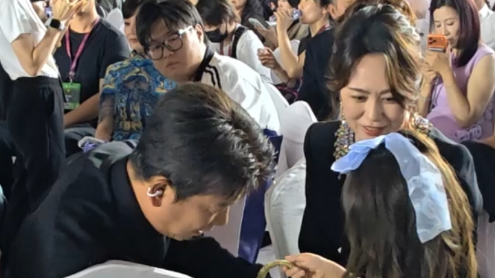 百花奖后台喜剧人集结马丽连环唠嗑 潘斌龙追问萌娃：“这是谁的喜糖？”