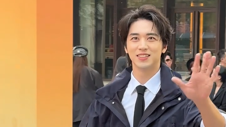 许魏洲惊喜亮相2026北影节光影风尚开幕大秀 清爽造型引粉丝大呼好帅 许魏洲惊喜亮相2026北影节光影风尚开幕大秀 清爽造型引粉丝大呼好帅