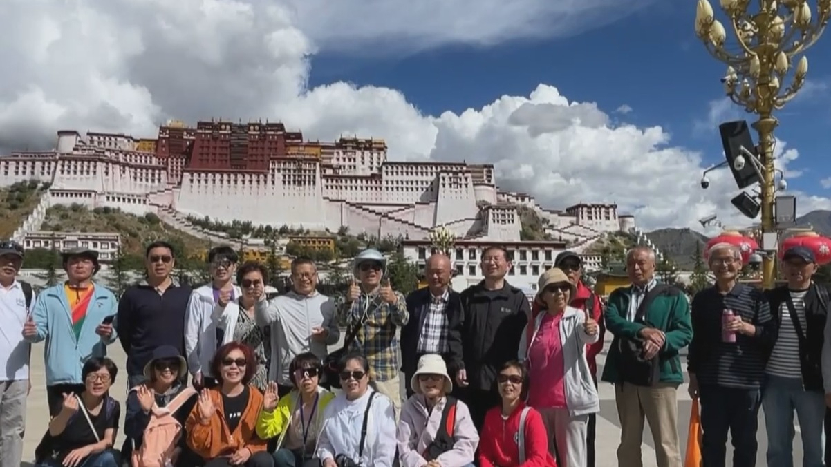 我们的节日-中秋节丨“心连心 京藏号”旅游专列游客拉萨庆中秋