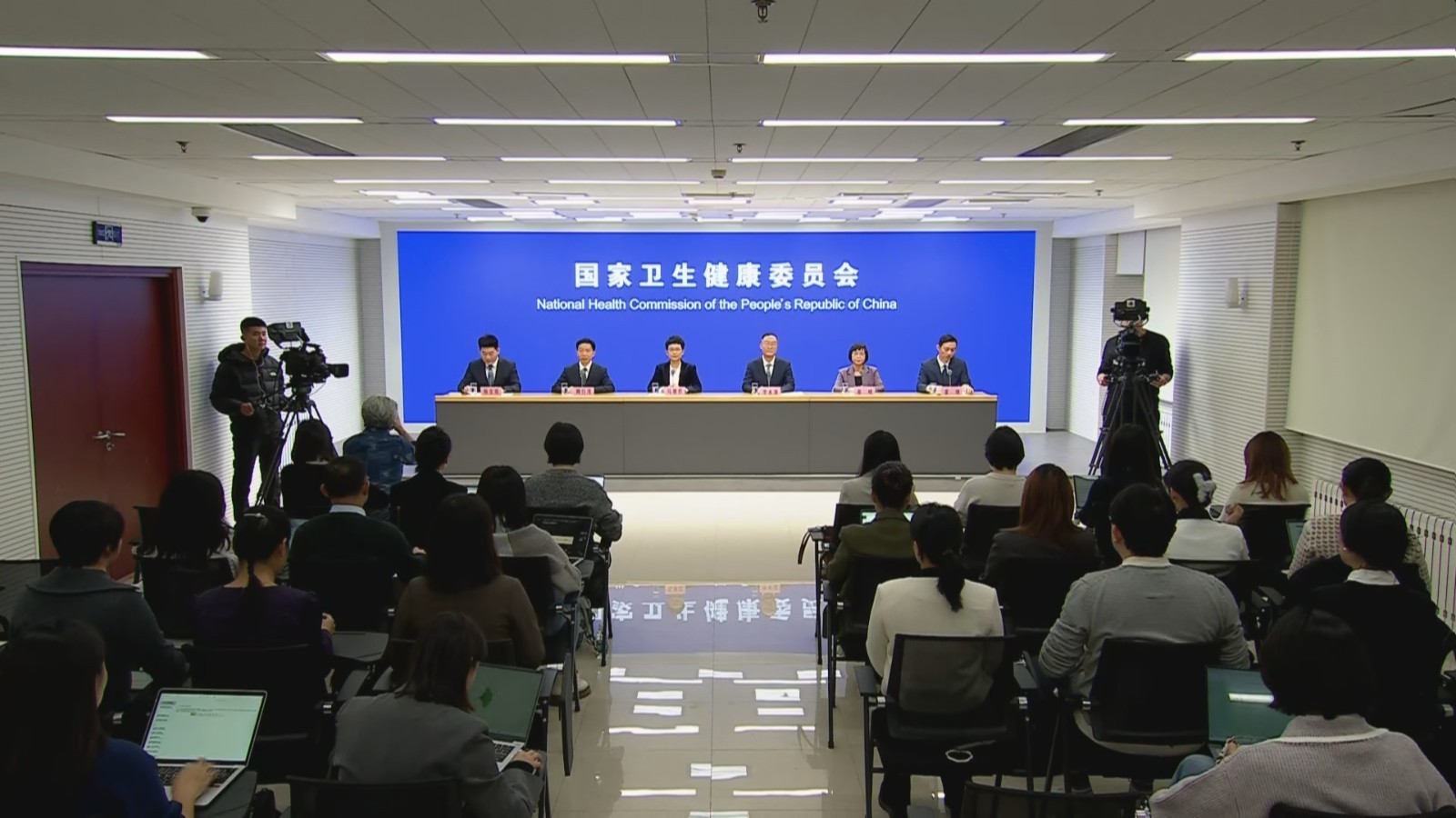 卫健委：咳嗽一周伴随发热、咳痰、咯血、呼吸困难一定要及时就医