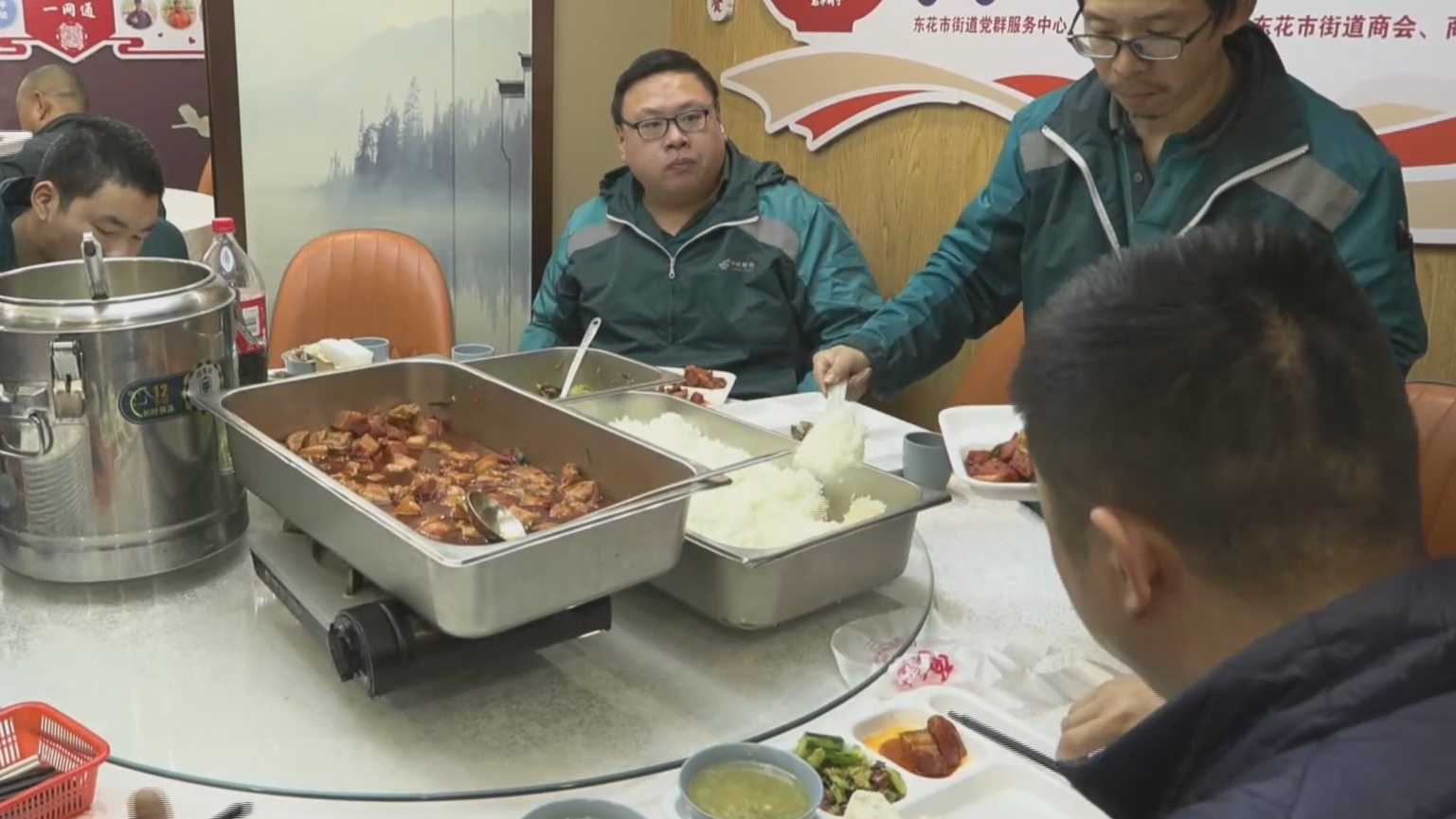 北京一餐馆给快递小哥留包间实惠午餐畅吃 传递城市暖意