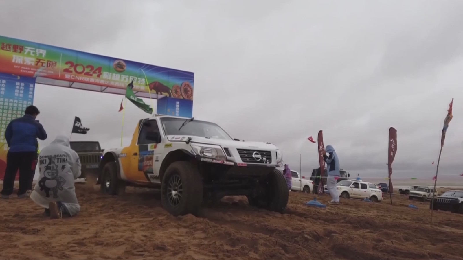 速度与激情!赛车穿越浑善达克沙地 速度与激情!赛车穿越浑善达克沙地