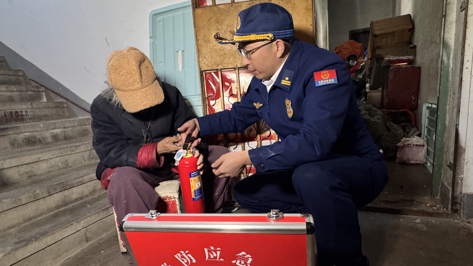 老人囤物十年,家里成“垃圾山”!专家:囤积障碍需就医 老人囤物十年,家里成“垃圾山”!专家:囤积障碍需就医
