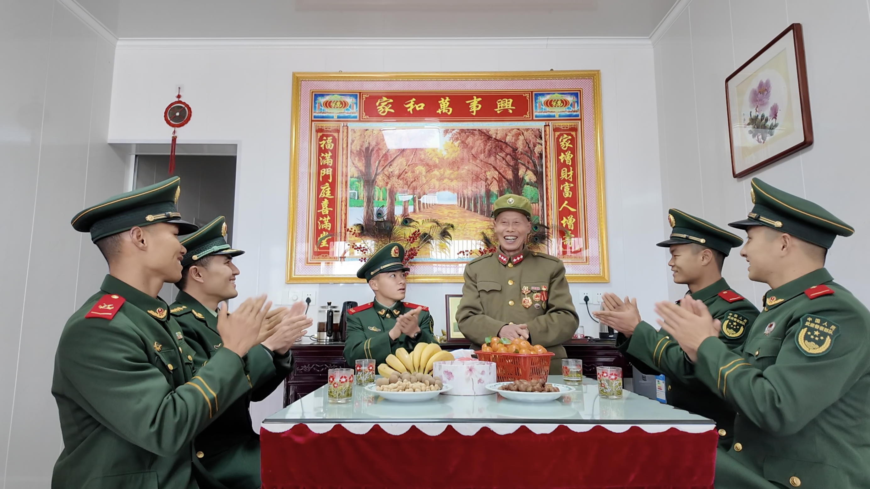 参战退役老兵带头武警官兵唱响《中国人民解放军军歌》