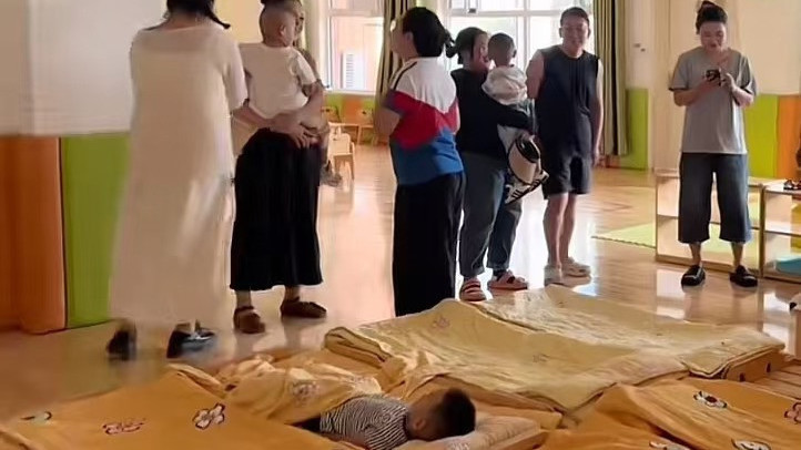 幼儿园小孩哥放学了还在睡觉