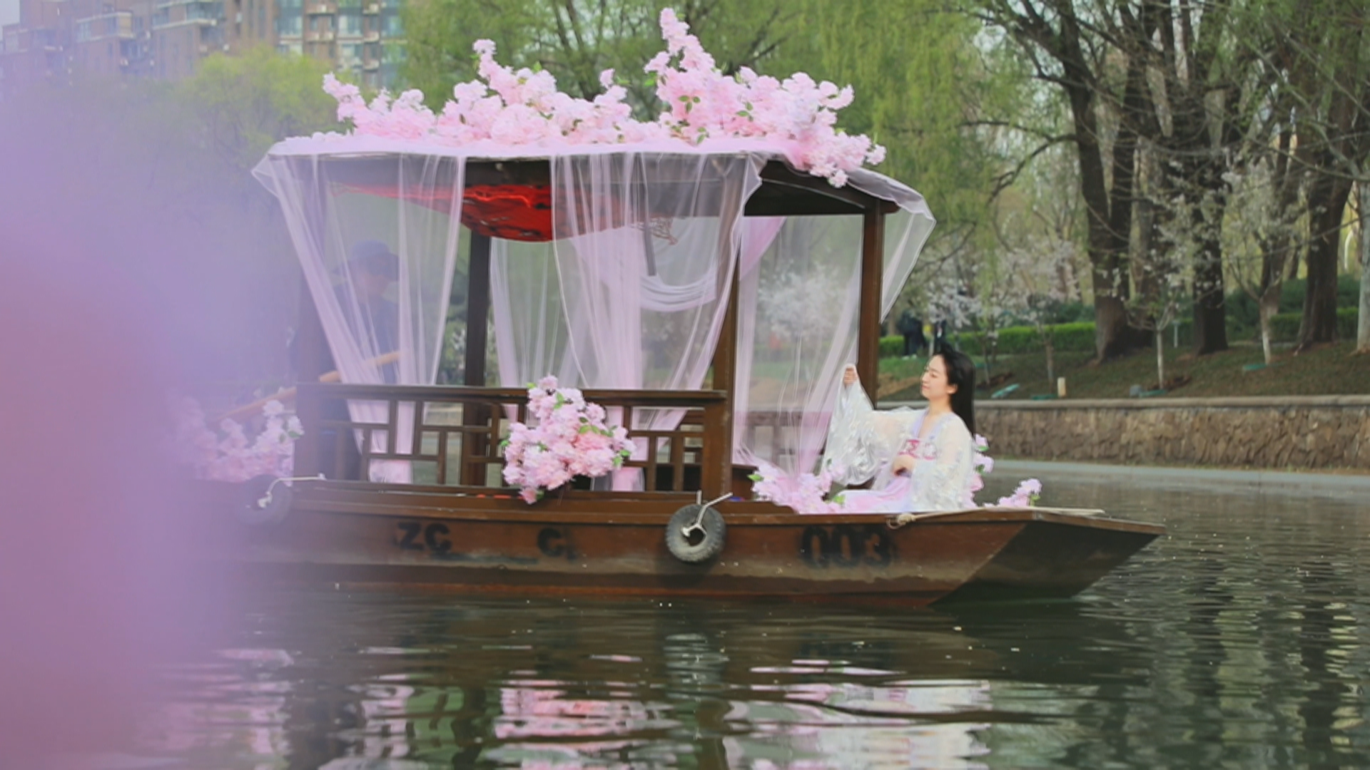 北京首条“樱花河”通航!坐着摇橹船赏樱绝对是天花板级别的 北京首条“樱花河”通航!坐着摇橹船赏樱绝对是天花板级别的