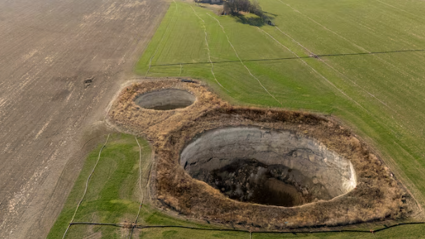 土耳其中部因干旱出现近700个“天坑” 土耳其中部因干旱出现近700个“天坑”