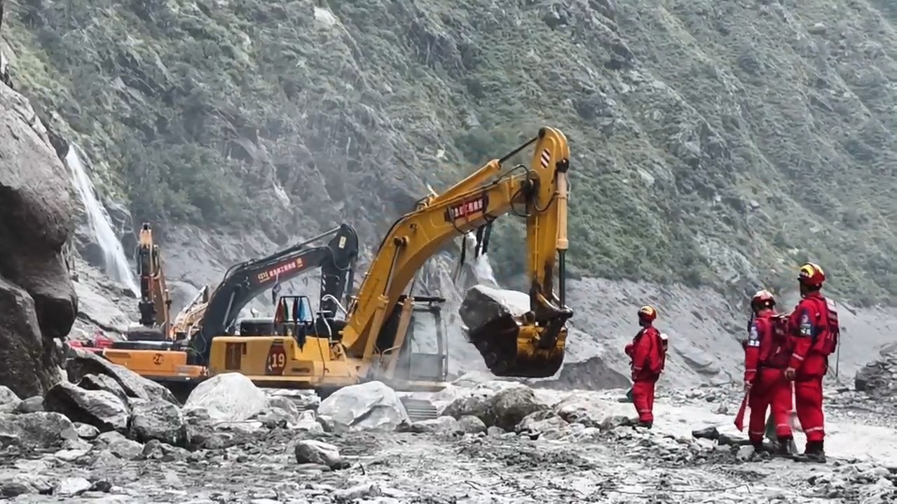 G216国道吉隆口岸攻坚段推进至距终点1.1公里