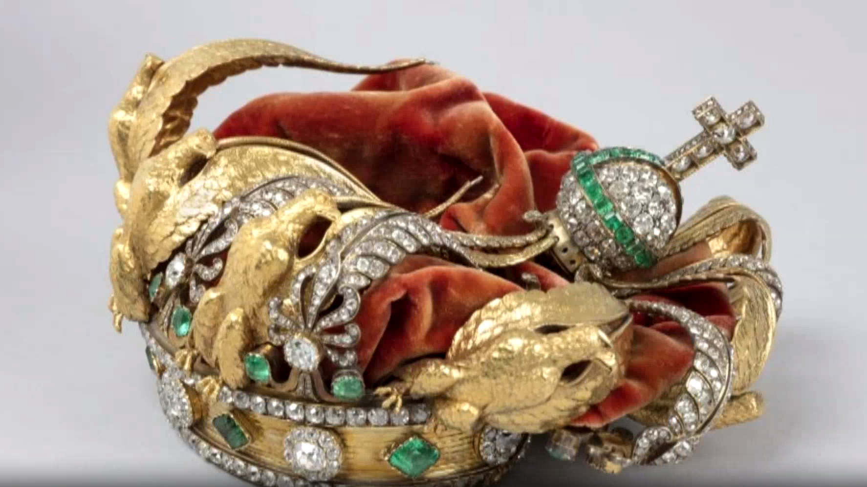 法国卢浮宫:抢劫受损的欧仁妮皇冠具备整体修复条件 法国卢浮宫:抢劫受损的欧仁妮皇冠具备整体修复条件