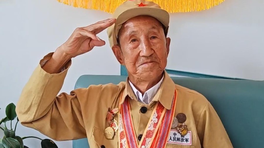 两位百岁老兵与三位近百岁老兵时隔多年再聚首，见面第一个动作：敬礼