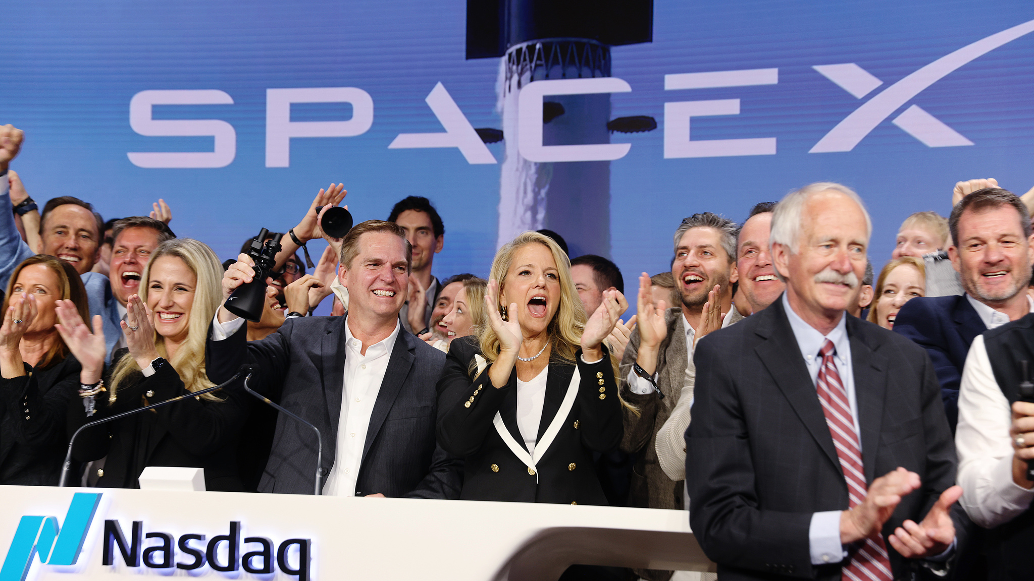 SpaceX正式在纳斯达克挂牌交易开盘大涨29%,马斯克成首位万亿美元富豪 SpaceX正式在纳斯达克挂牌交易开盘大涨29%,马斯克成首位万亿美元富豪