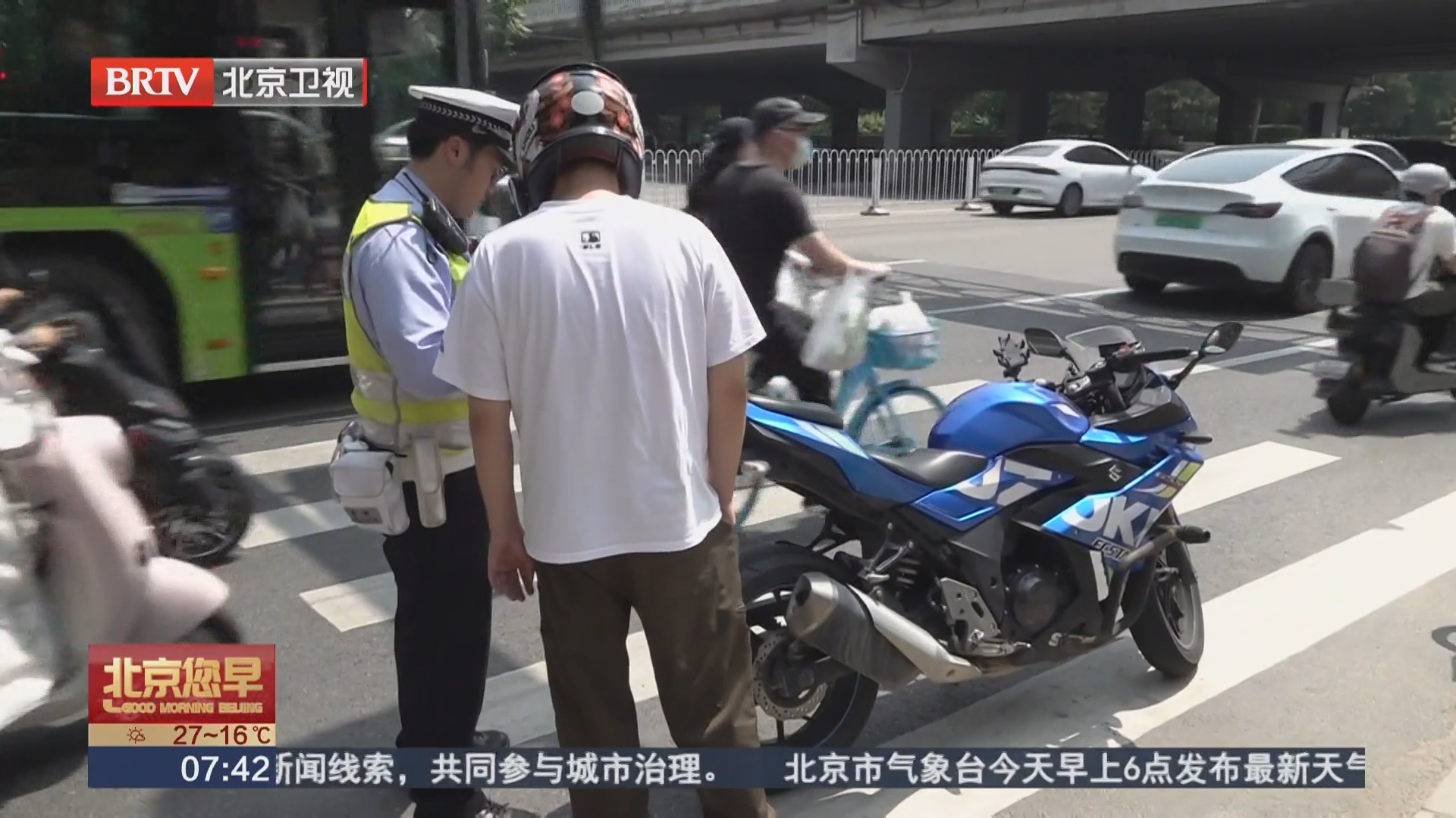 摩托车逾期未年检 客车塞满盆栽被查