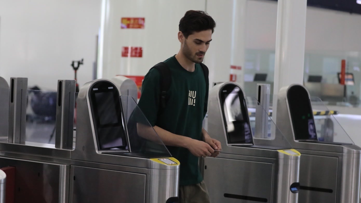 轻松一拍就能过闸,北京率先实现境外银行卡“直刷”坐地铁 轻松一拍就能过闸,北京率先实现境外银行卡“直刷”坐地铁