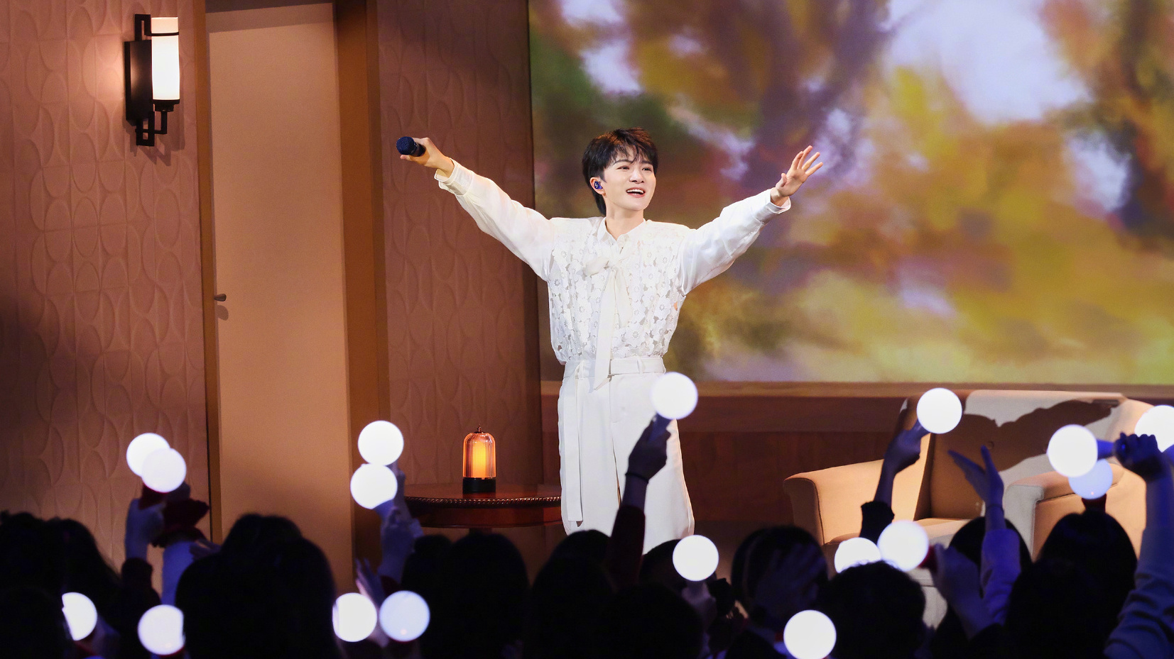 北京台春晚舞台上，周深的祝福即刻送达，新一年和周深一起让好事花生