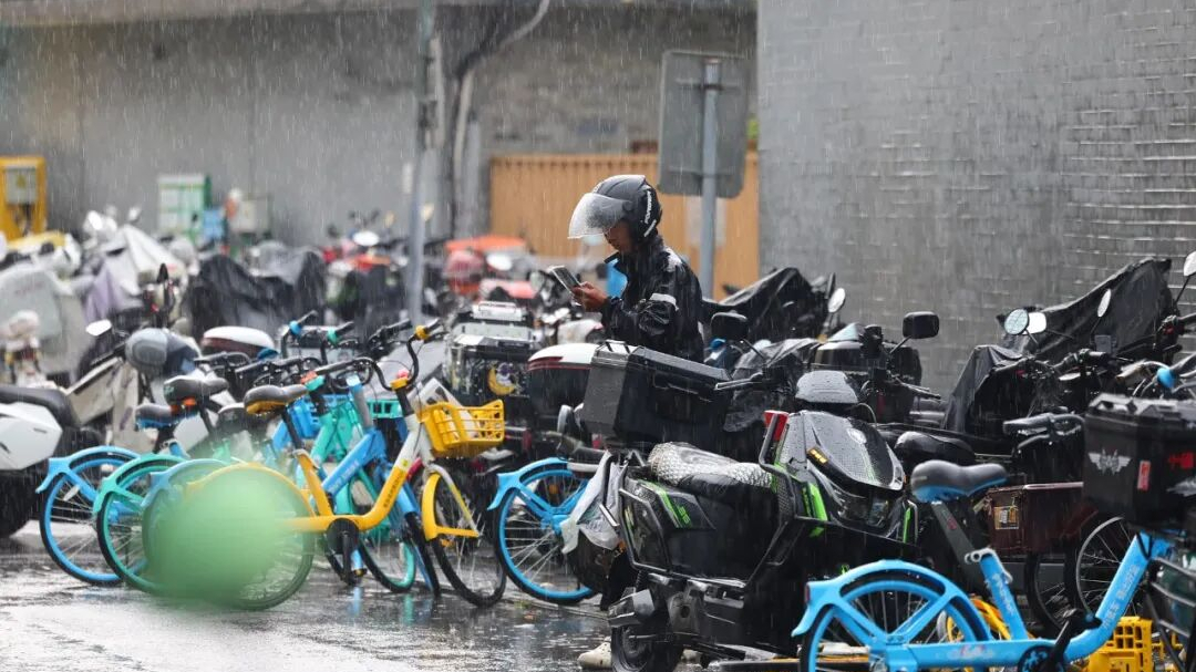 北京暴雨+大风+雷电预警齐发，傍晚至前半夜仍有雷雨