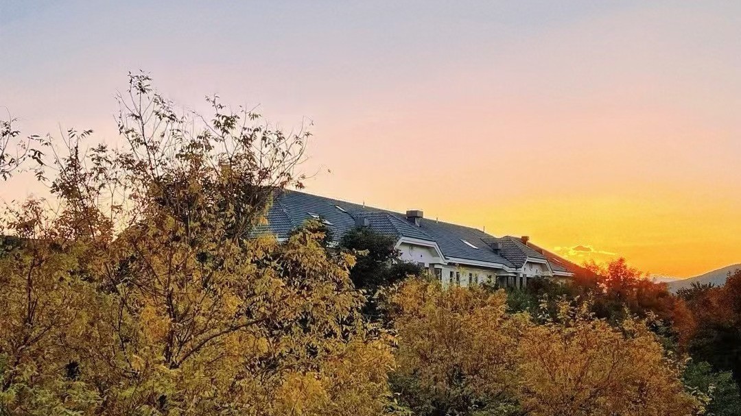 今日晴空映秋色,最高气温19℃,午间适宜户外活动和赏秋 今日晴空映秋色,最高气温19℃,午间适宜户外活动和赏秋