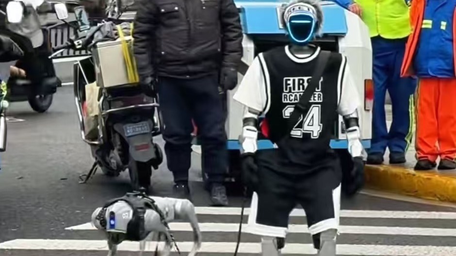 赛博机器人街头遛机械狗