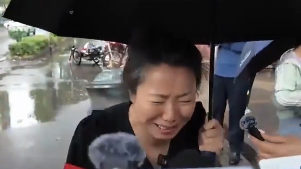 女子家门口遇害案今日开庭。受害者妈妈：感谢媒体发声，感谢网友支持