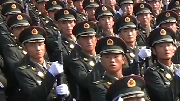 值得N刷！阅兵的转头杀怎么这么帅