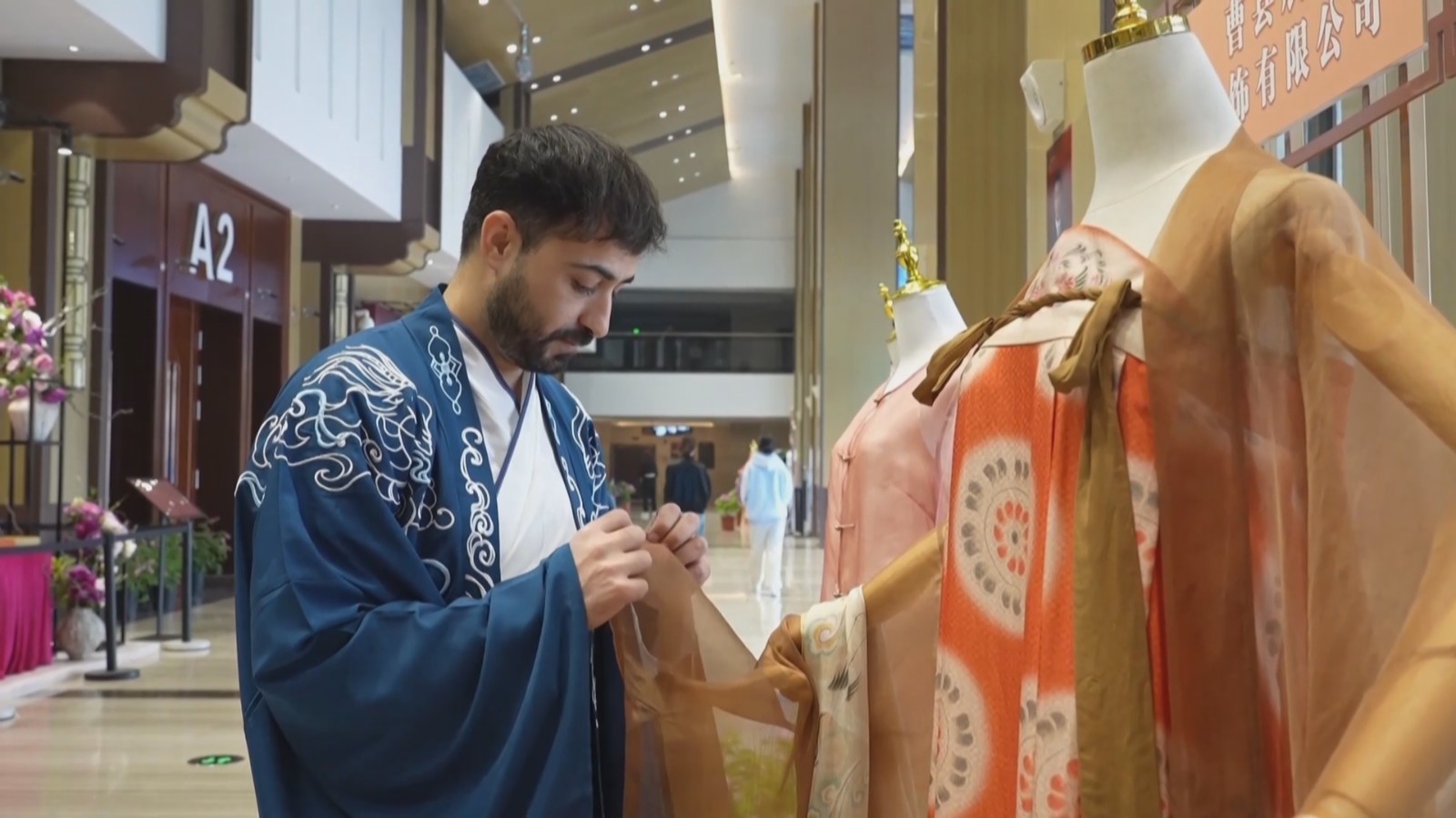 从“出圈”到“出海”:山东曹县汉服产业的新跨越 从“出圈”到“出海”:山东曹县汉服产业的新跨越