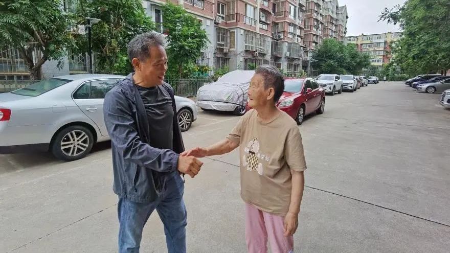 从儿子到“大哥哥” 石景山鲁谷街道居民张晓用实际行动报答养育之恩