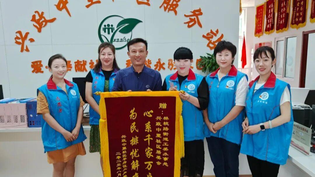 “干嘛呢?作秀呢?”这位北京社区书记被当面指责之后—— “干嘛呢?作秀呢?”这位北京社区书记被当面指责之后——